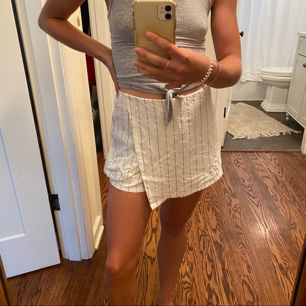 TCEC B&W PIN STRIPE SKORT